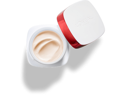 Cuidado facial Foto del envase abierto de la crema diurna con FPS 30 Revitalift