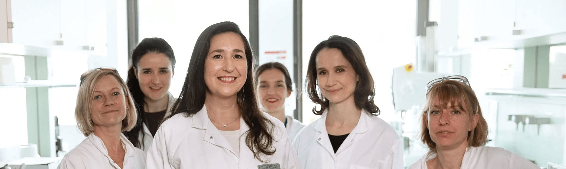 Desarrollo de fórmulas en los laboratorios de Elvive morado